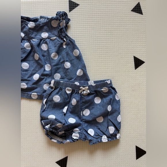 Carter's|Baby girl two piece matching set in Blue & White Polka Dot•top & shorts - Picture 2 of 6